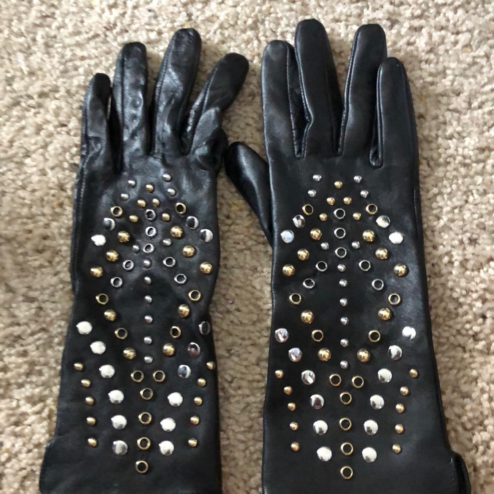 Women’s leather gloves with studded detail - M